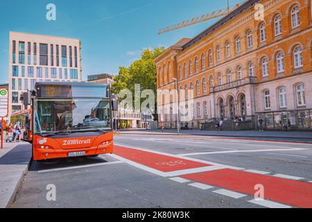 24. Juli 2022, Osnabruck, Deutschland: Bus der öffentlichen Verkehrsmittel am Bahnhof in der Innenstadt. Verkehrsinfrastruktur Stockfoto