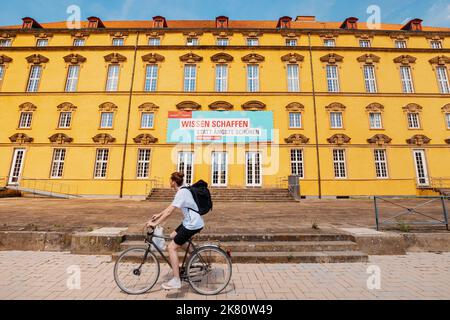 24. Juli 2022, Osnabrück, Deutschland: Die Inschrift auf dem Banner der Universität, dass das Wissen über das Coronavirus hilft, mit dem umzugehen Stockfoto