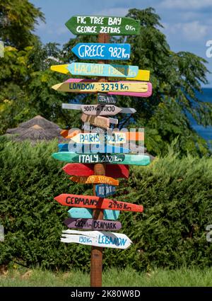 Touristenziel Distanzschild, Fig Tree Bay, Protaras, Zypern. Stockfoto