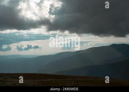 Schöne Aussicht auf die karpaten-Mounlandschaft mit grünen Wiesen, Bäumen, dunklen niedrigen Wolken auf den Bergen im Hintergrund. Reiseziele. Au Stockfoto