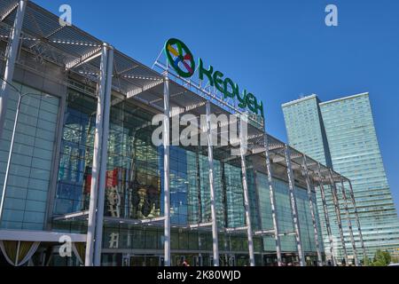 Der Vordereingang zum schicken Einkaufszentrum Keruen, Керуен, liegt gegenüber dem Nurzhol Boulevard. In Astana, Nur Sultan, Kasachstan. Stockfoto