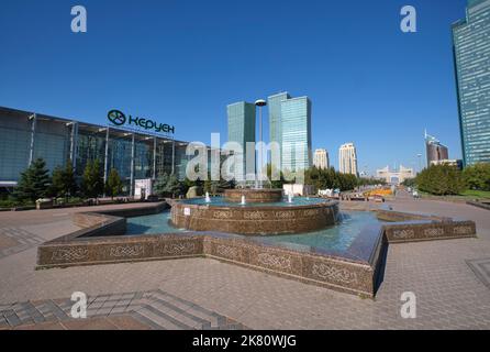 Ein sternförmiger Springbrunnen vor dem schicken Einkaufszentrum Keruen, Керуен, mit Blick auf den Nurzhol Boulevard. In Astana, Nur Sultan, Kasachstan. Stockfoto