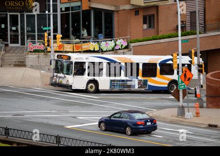 Neuer Flyer D40LF-Bus von Halifax Transit, Nummer 1097, Arbeitsroute 5 in der Duke Street im Zentrum von Halifax, Nova Scotia (2022) Stockfoto