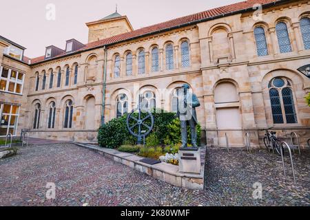 24. Juli 2022, Osnabruck, Deutschland: Ludwig Windthorst Statue - berühmter deutscher Politiker und religiöser Mann Stockfoto