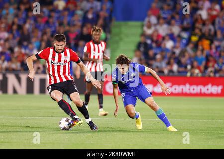 Dani Vivian vom Athletic Club und Enes Unal von Getafe während des Fußballspiels der spanischen Meisterschaft La Liga zwischen Getafe CF und Athletic Club de Bilbao am 18. Oktober 2022 im Coliseum Alfonso Perez Stadion in Getafe, Madrid, Spanien - Foto: Oscar J Barroso/DPPI/LiveMedia Stockfoto