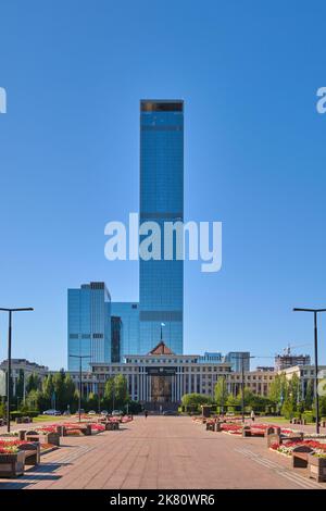 Der neueste, höchste, moderne, gemischte Turm aus blauem Glas in Astana, das Abu Dhabi Plaza Gebäude. In Astana, Nur Sultan, Kasachstan. Stockfoto