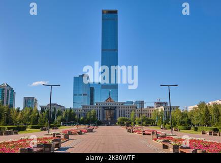 Der neueste, höchste, moderne, gemischte Turm aus blauem Glas in Astana, das Abu Dhabi Plaza Gebäude. In Astana, Nur Sultan, Kasachstan. Stockfoto