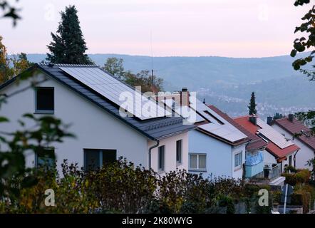 Stuttgart, Deutschland. 20. Oktober 2022. Solarmodule werden auf den Dächern von drei Wohngebäuden installiert. Quelle: Bernd Weißbrod/dpa/Alamy Live News Stockfoto