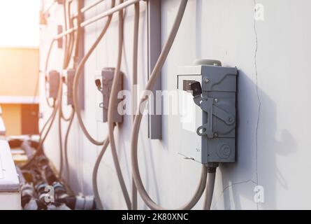 Elektrischer Sicherheitsschalterkasten auf isolierter Hintergrund.Hauptschaltsteuerung für elektrische Schaltung. Stockfoto