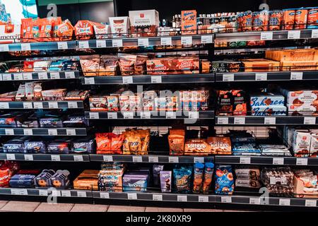 24. Juli 2022, Osnabruck, Deutschland: Süßigkeiten, Süßigkeiten und Schokoriegel in den Regalen des Lebensmittelladens Stockfoto