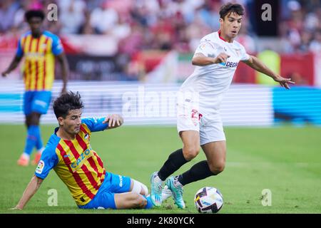 Hugo Guillamon aus Valencia und Oliver Torres vom FC Sevilla während des Fußballspiels der spanischen Meisterschaft La Liga zwischen dem FC Sevilla und dem FC Valencia am October18. 2022 im Stadion Ramon Sanchez Pizjuan in Sevilla, Spanien - Foto: Joaquin Corchero/DPPI/LiveMedia Stockfoto