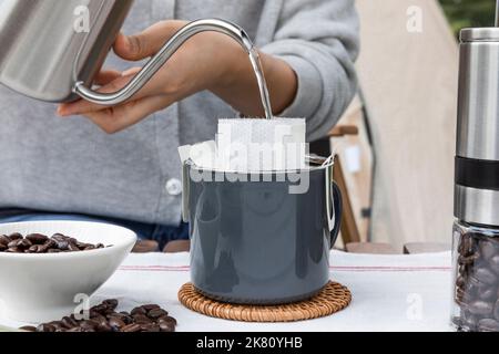 Camping Mood Aesthetics Tropf-Kaffee zubereiten Stockfoto