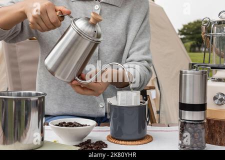 Camping Mood Aesthetics Tropf-Kaffee zubereiten Stockfoto