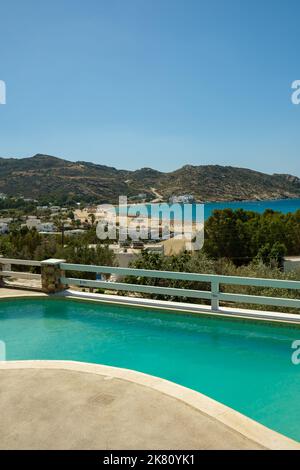 IOS, Griechenland - 6. September 2022 : Blick auf einen schönen Pool mit Blick auf den berühmten Mylopotas-Strand in iOS Griechenland Stockfoto