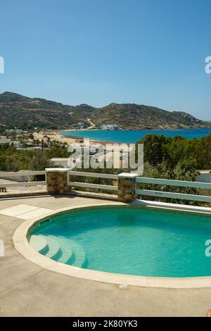 IOS, Griechenland - 6. September 2022 : Blick auf einen schönen Pool mit Blick auf den berühmten Mylopotas-Strand in iOS Griechenland Stockfoto