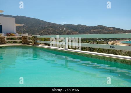 IOS, Griechenland - 6. September 2022 : Blick auf einen schönen Pool mit Blick auf den berühmten Mylopotas-Strand in iOS Griechenland Stockfoto