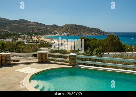 IOS, Griechenland - 6. September 2022 : Blick auf einen schönen Pool mit Blick auf den berühmten Mylopotas-Strand in iOS Griechenland Stockfoto