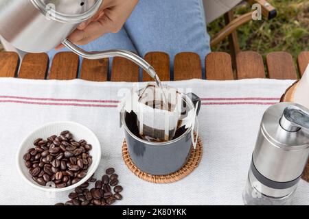 Camping Mood Aesthetics Tropf-Kaffee zubereiten Stockfoto