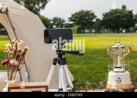 Camping Mood Aesthetics Filmen mit dem Smartphone Stockfoto