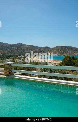 IOS, Griechenland - 6. September 2022 : Blick auf einen schönen Pool mit Blick auf den berühmten Mylopotas-Strand in iOS Griechenland Stockfoto