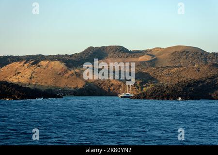 Blick auf den berühmten aktiven Vulkan in Santorini Griechenland Stockfoto