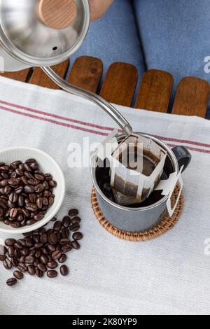 Camping Mood Aesthetics Tropf-Kaffee zubereiten Stockfoto