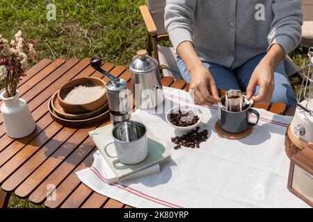 Camping Mood Aesthetics Tropf-Kaffee zubereiten Stockfoto