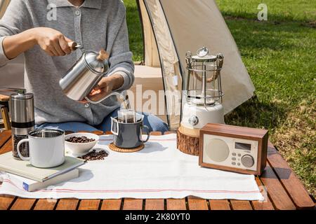 Camping Mood Aesthetics Tropf-Kaffee zubereiten Stockfoto