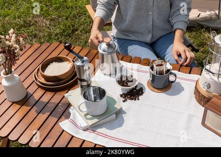 Camping Mood Aesthetics Tropf-Kaffee zubereiten Stockfoto