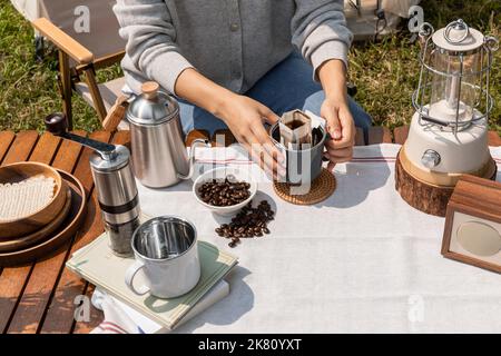 Camping Mood Aesthetics Tropf-Kaffee zubereiten Stockfoto