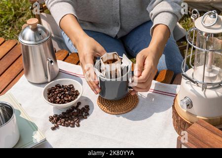 Camping Mood Aesthetics Tropf-Kaffee zubereiten Stockfoto