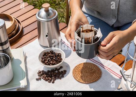 Camping Mood Aesthetics Tropf-Kaffee zubereiten Stockfoto