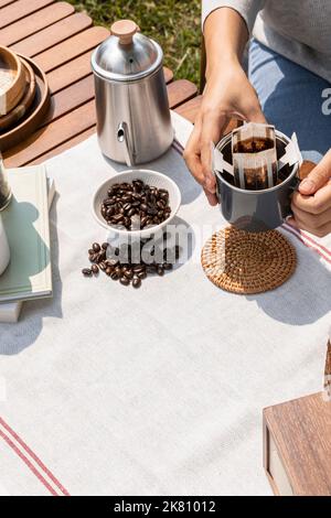 Camping Mood Aesthetics Tropf-Kaffee zubereiten Stockfoto