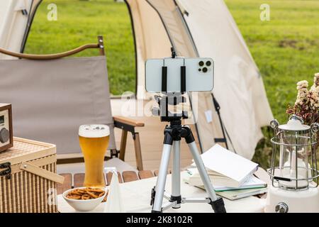 Camping Mood Aesthetics Filmen mit dem Smartphone Stockfoto