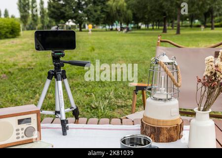 Camping Mood Aesthetics Filmen mit dem Smartphone Stockfoto