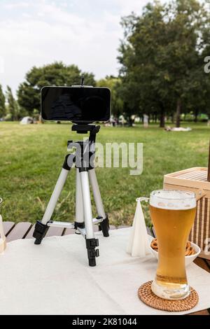 Camping Mood Aesthetics Filmen mit dem Smartphone Stockfoto