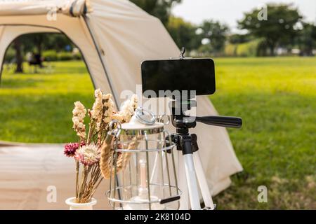 Camping Mood Aesthetics Filmen mit dem Smartphone Stockfoto