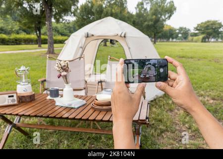 Camping Mood Aesthetics Filmen mit dem Smartphone Stockfoto