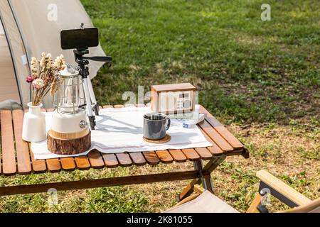 Camping Mood Aesthetics Filmen mit dem Smartphone Stockfoto