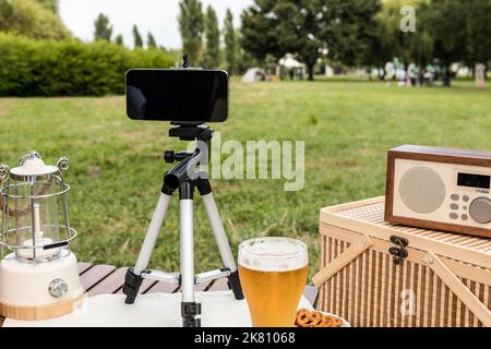 Camping Mood Aesthetics Filmen mit dem Smartphone Stockfoto