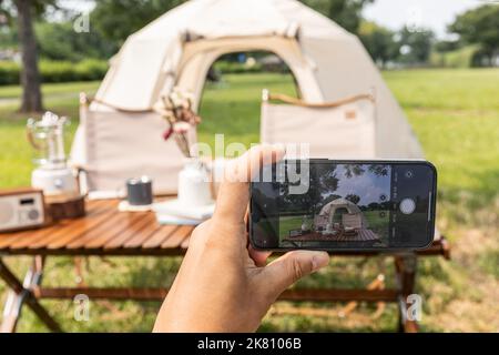 Camping Mood Aesthetics Filmen mit dem Smartphone Stockfoto