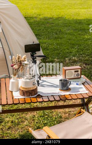 Camping Mood Aesthetics Filmen mit dem Smartphone Stockfoto