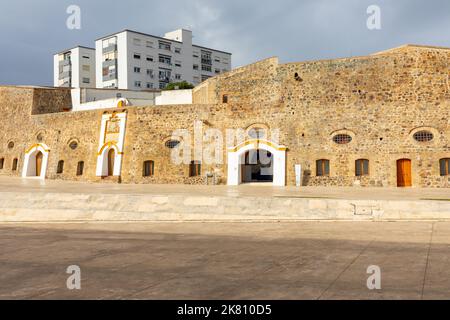 Befestigung von Ceuta, Spanien. Die königlichen Mauern von Ceuta. Spanische Enklave in Afrika. Ceuta teilt sich eine Grenze mit Marokko. Spanien. Afrika. Stockfoto