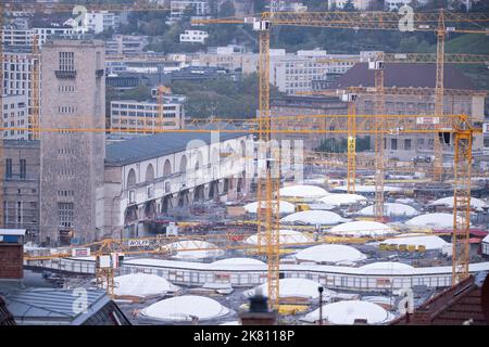 Stuttgart, Deutschland. 20. Oktober 2022. Auf der Baustelle des Hauptbahnhofs sind Baukrane zu sehen. Der Stuttgarter Hauptbahnhof wird 100 Jahre alt: Der erste Teil des heutigen Endbahnhofs wurde am 23. Oktober 1922 in Betrieb genommen. Das denkmalgeschützte Bonatz-Gebäude ähnelt derzeit einer Baustelle und wird für die Zukunft fit gemacht, damit es 2025 mit der geplanten Einweihung des unterirdischen Durchgangsbahnhofs wieder genutzt werden kann, so die Deutsche Bahn. Quelle: Marijan Murat/dpa/Alamy Live News Stockfoto