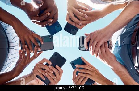 Kreise Menschen, Telefonhands und mobile Apps für soziale Medien, WLAN und digitale iot-Verbindungen am blauen Himmel ein. Unten Gruppe Social Networking, Smartphone und 5G Stockfoto