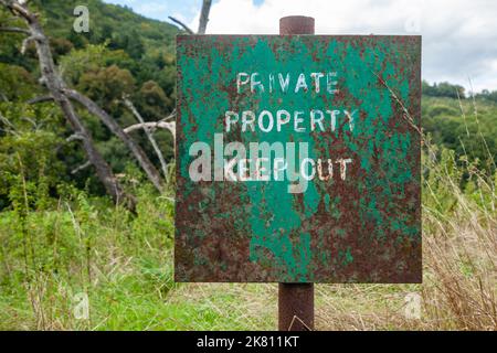 Ein Schild mit der Aufschrift „Privateigentum, Keep Out, am Ufer des Flusses Wye, Gloucestershire. Stockfoto