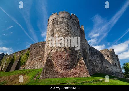 Chepstow Castle. Über den Klippen am Fluss Wye gelegen, begann der Bau 1067 unter der Anleitung des normannischen Lord William FitzOsbern. Stockfoto