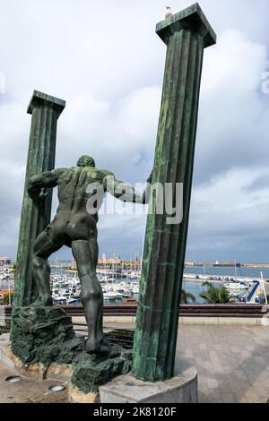 Ceuta, Spanien Autonome spanische Stadt in Nordafrika. Statue des Herkules, bekannt als die Säulen des Herkules. Griechische Mythologie. Spanien. Stockfoto