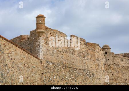 Befestigung von Ceuta, Spanien. Die königlichen Mauern von Ceuta. Spanische Enklave in Afrika. Ceuta teilt sich eine Grenze mit Marokko. Spanien. Afrika. Stockfoto