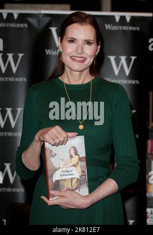 London, Großbritannien - 19. Oktober 2022: Geena Davis signiert Kopien ihrer Memoiren 'Dying of Höflichkeit' bei Watertstones Piccadilly in London, England. Stockfoto